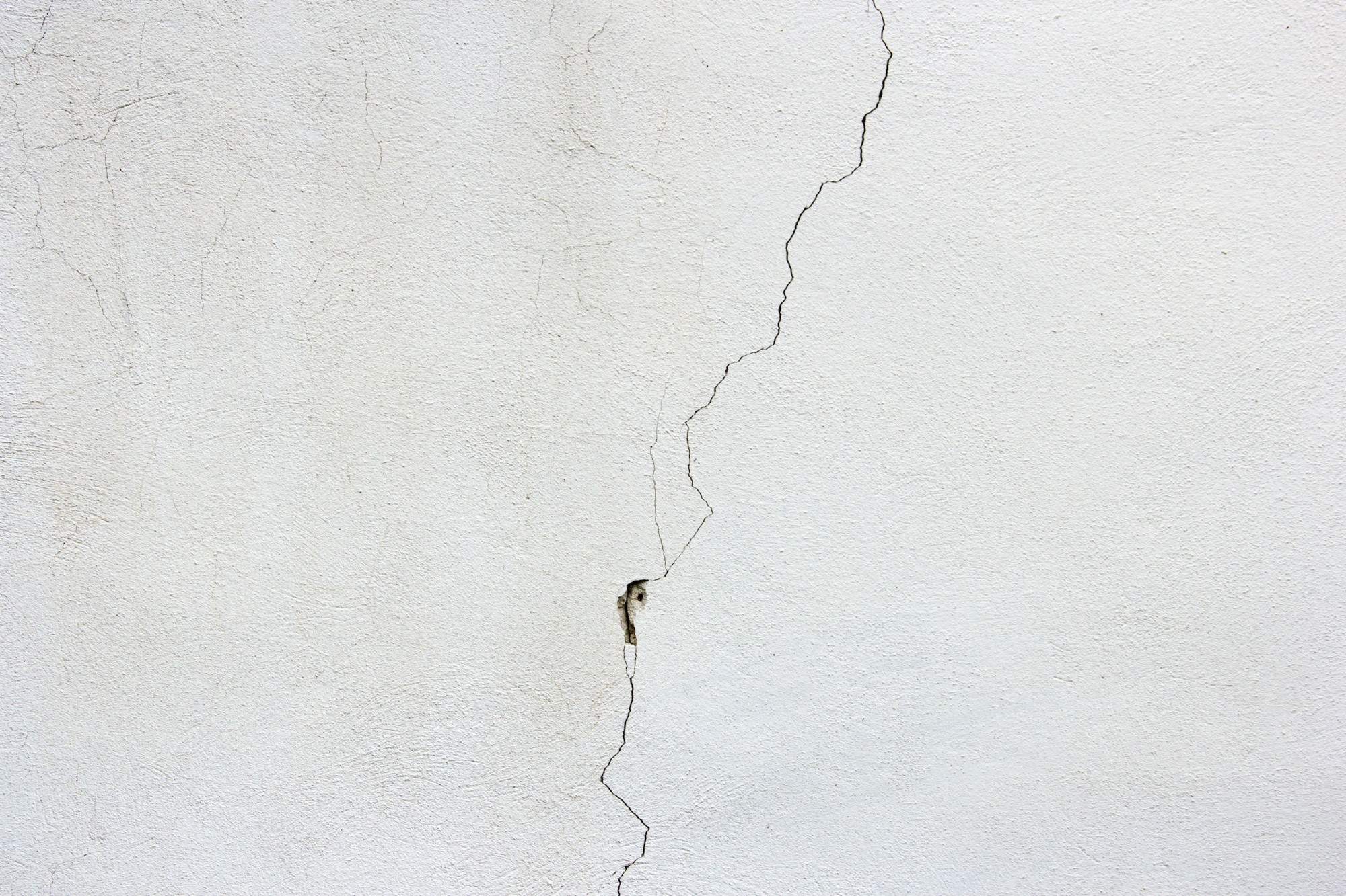 repairing cracks in stucco